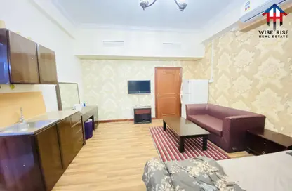 Living Room image for: Apartment - 1 Bathroom for rent in Hoora - Capital Governorate, Image 1