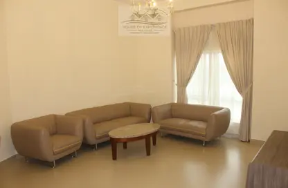 صورة لـ غرفة المعيشة شقة - 2 غرف نوم - 2 حمامات للايجار في سار - المحافظة الشمالية ، صورة رقم 1