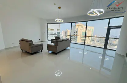 Apartment - 2 Bedrooms - 3 Bathrooms for rent in Sanabis - Manama - Capital Governorate