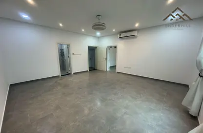 Empty Room image for: Apartment - 1 Bathroom for rent in Tubli - Central Governorate, Image 1
