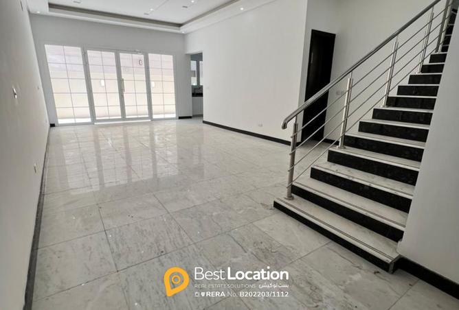 932300 - Property Image 2