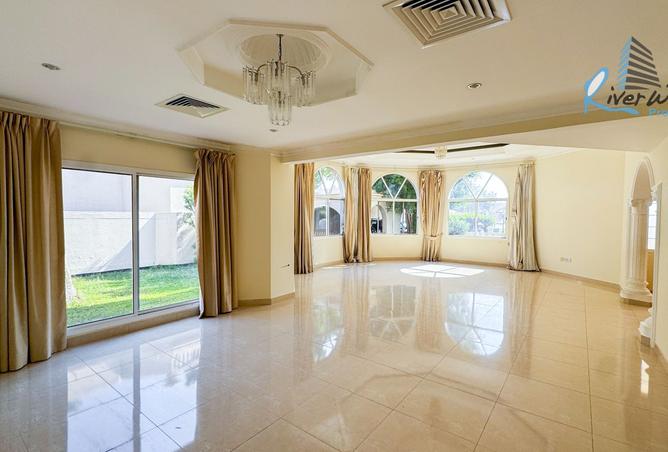 975228 - Property Image 2