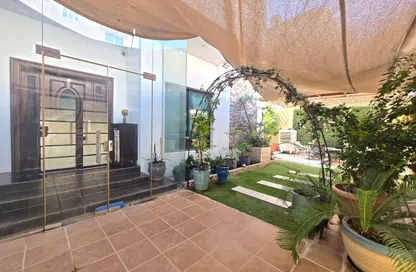 فيلا - 4 غرف نوم - 5 حمامات للايجار في قلالي - المحرق