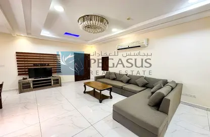 Living Room image for: Apartment - 2 Bedrooms - 2 Bathrooms for rent in Seef - Capital Governorate, Image 1