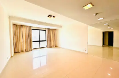 Apartment - 1 Bedroom - 1 Bathroom for rent in Al Burhama - Manama - Capital Governorate