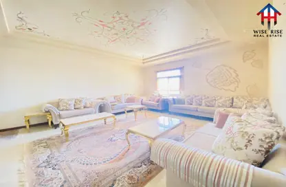 Living Room image for: Apartment - 3 Bedrooms - 3 Bathrooms for rent in Bu Ghazal - Manama - Capital Governorate, Image 1