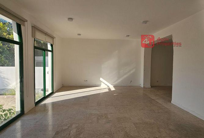 988560 - Property Image 3