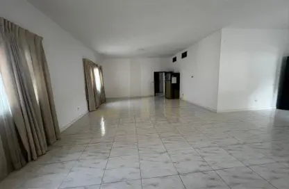 Empty Room image for: Villa - 4 Bedrooms - 4 Bathrooms for rent in Saar - Northern Governorate, Image 1