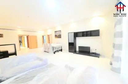 Room / Bedroom image for: Apartment - 3 Bedrooms - 5 Bathrooms for rent in Al Burhama - Manama - Capital Governorate, Image 1