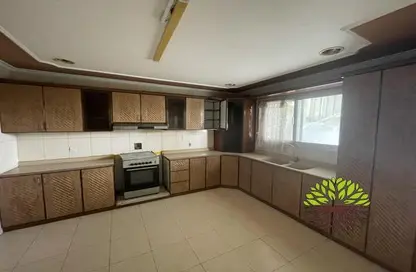 Kitchen image for: Villa - 5 Bedrooms - 4 Bathrooms for rent in Saar - Northern Governorate, Image 1
