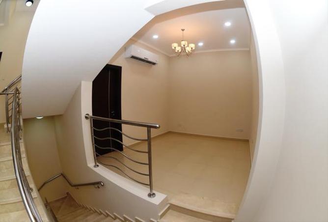 956602 - Property Image 2