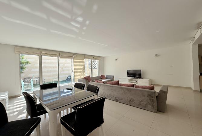 983504 - Property Image 2